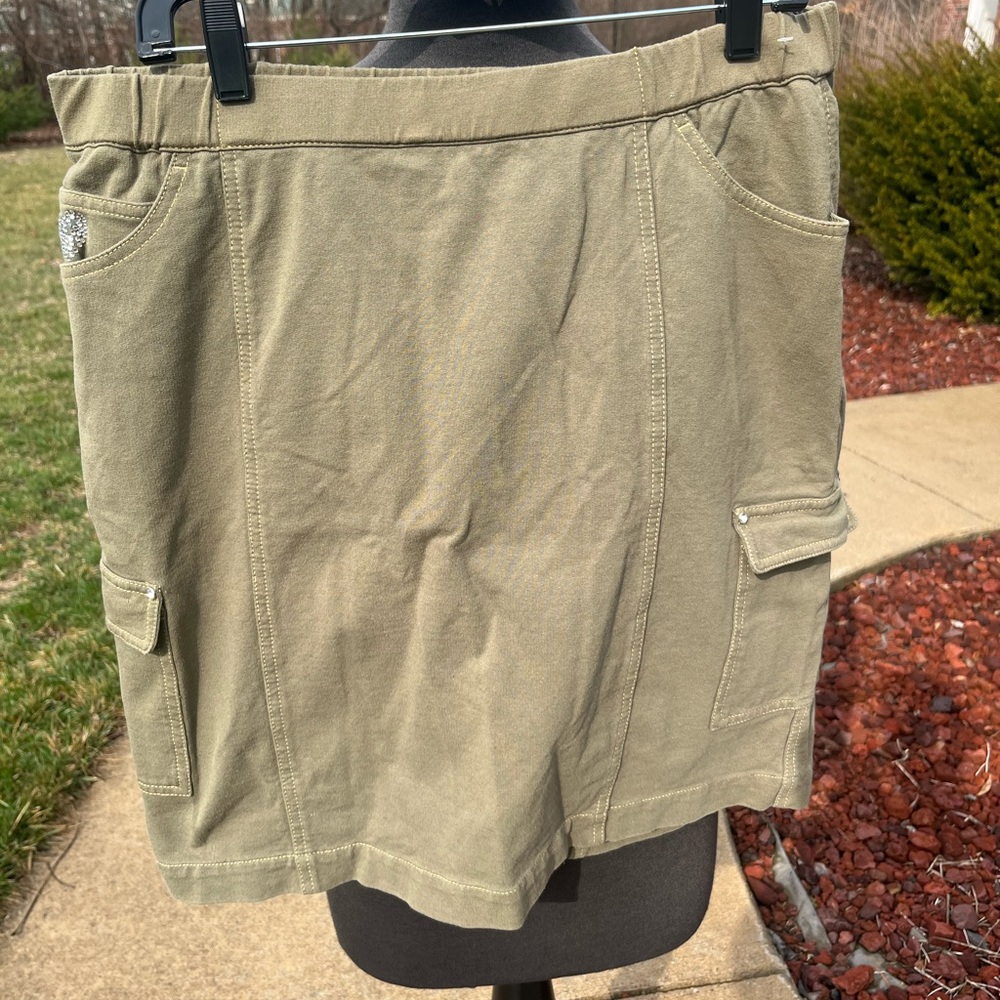 Quacker factory like new olive green Skort size large